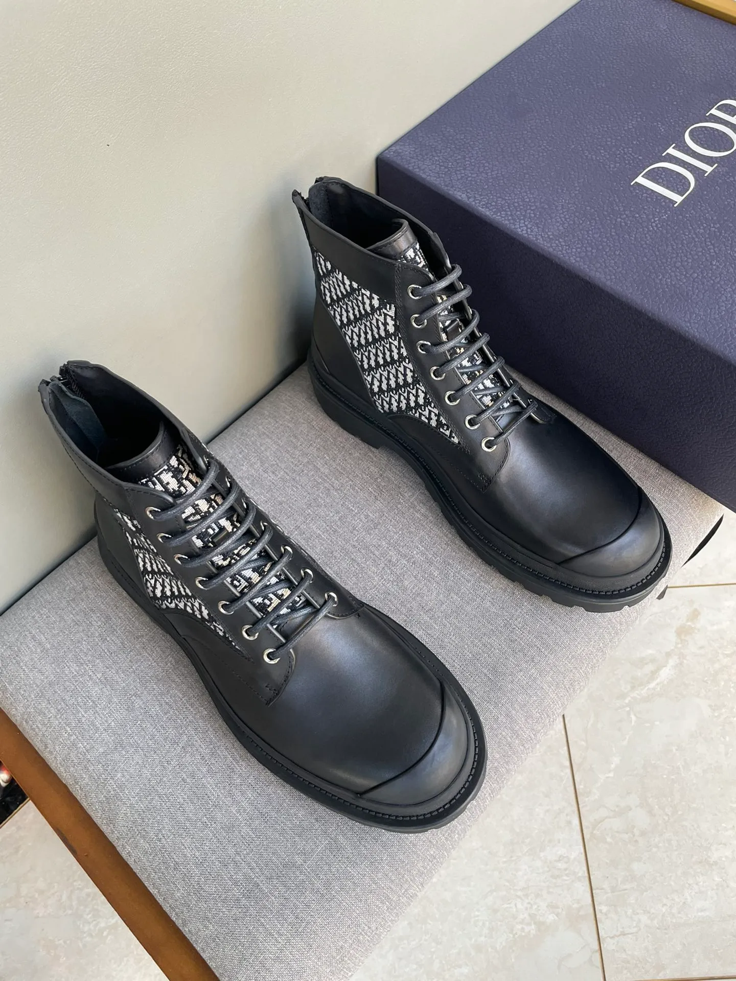 [DIOR] Top P: 1000💰 Number of yards: 39~44 (38.45 custom-made, non-refundable) Dior Dior~ Winter series, original 1:1 development Casual men's leather shoes Heavy investment, shoes and boots are made of imported cowhide + imported Dior special fabric Not easy to deform black cowhide lining Dior large hardware inlay Original TPU vacuum outsole, black cowhide Black open edge beads Military green suede Black suede Khaki suede leather is crafted by a large factory, and the perfect product is only prepared for you who know your taste! Any comparisons are welcome.